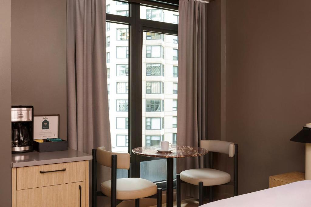 Postel nebo postele na pokoji v ubytování Sonder by Marriott Bonvoy Onterie Apartments Magnificent Mile