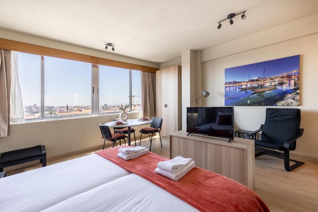 Skyline - Panoramic Porto view by Porto Velho Apt