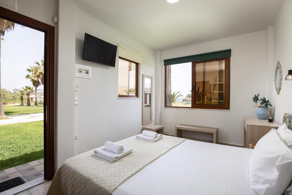 Postel nebo postele na pokoji v ubytování La Palma Beachfront Suites