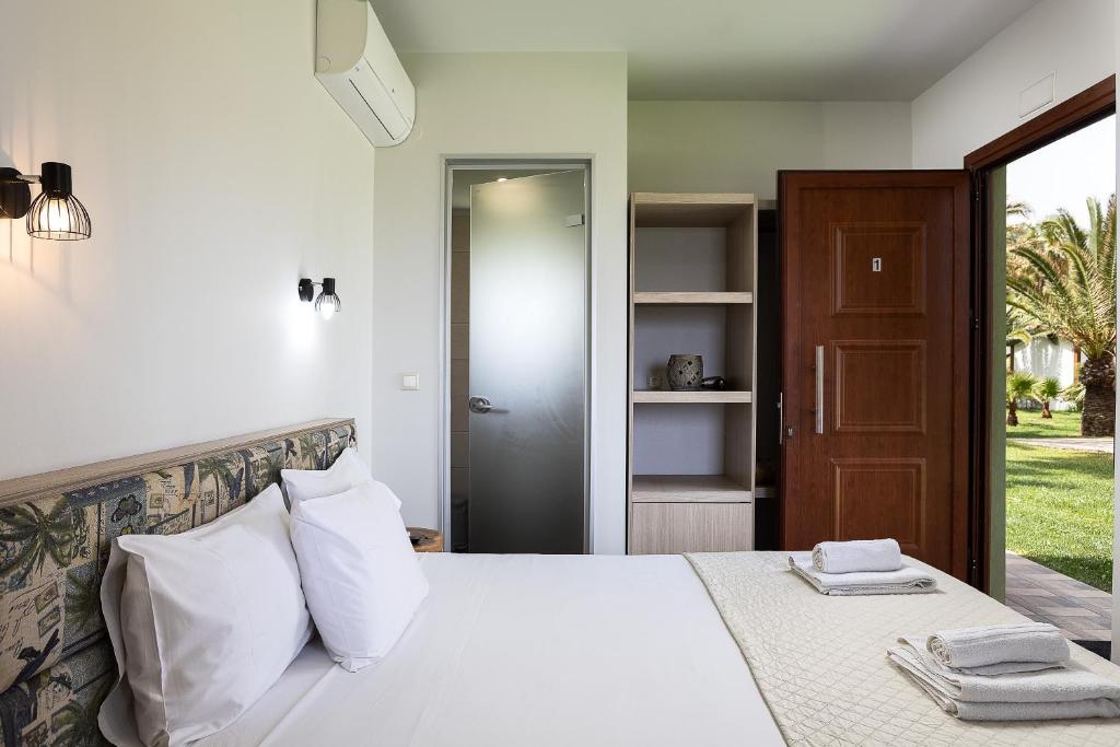 Postel nebo postele na pokoji v ubytování La Palma Beachfront Suites