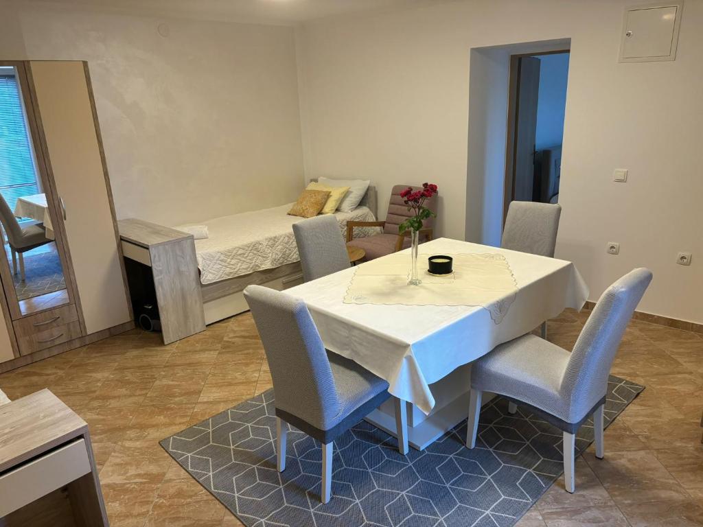 Posedenie v ubytovaní Apartment & Studio Vrdoljak