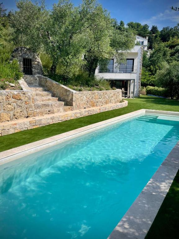 Photo de la galerie de l'établissement Villa contemporaine avec piscine, à Opio