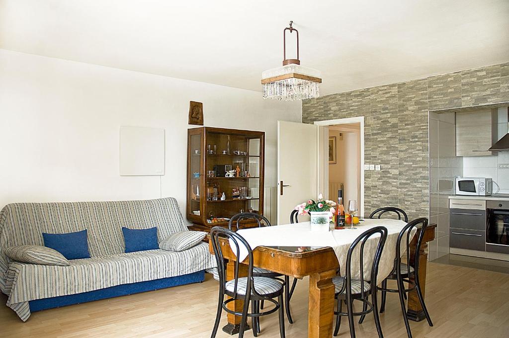 salon ze stołem i kanapą w obiekcie Apartments Tomato w mieście Novigrad