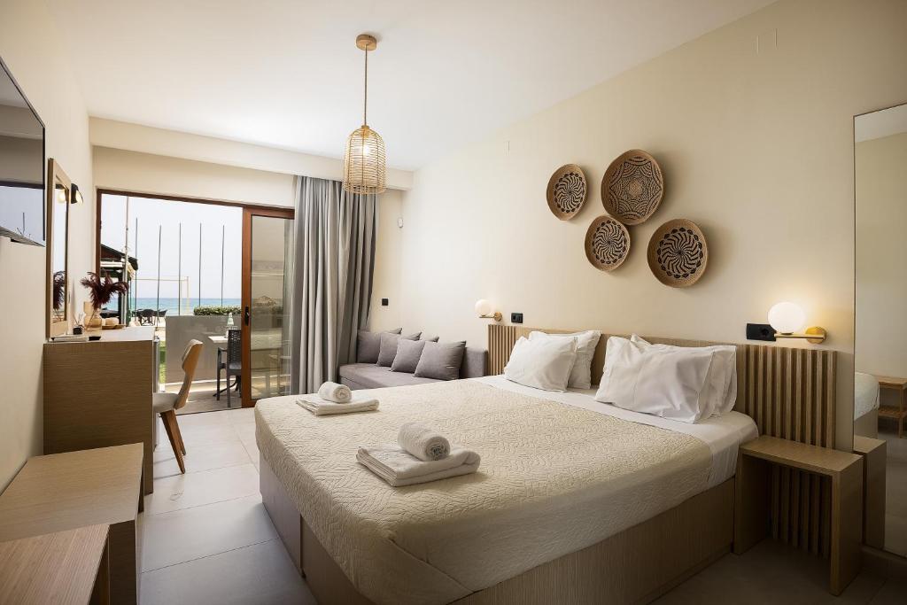 Postel nebo postele na pokoji v ubytování La Palma Beachfront Suites