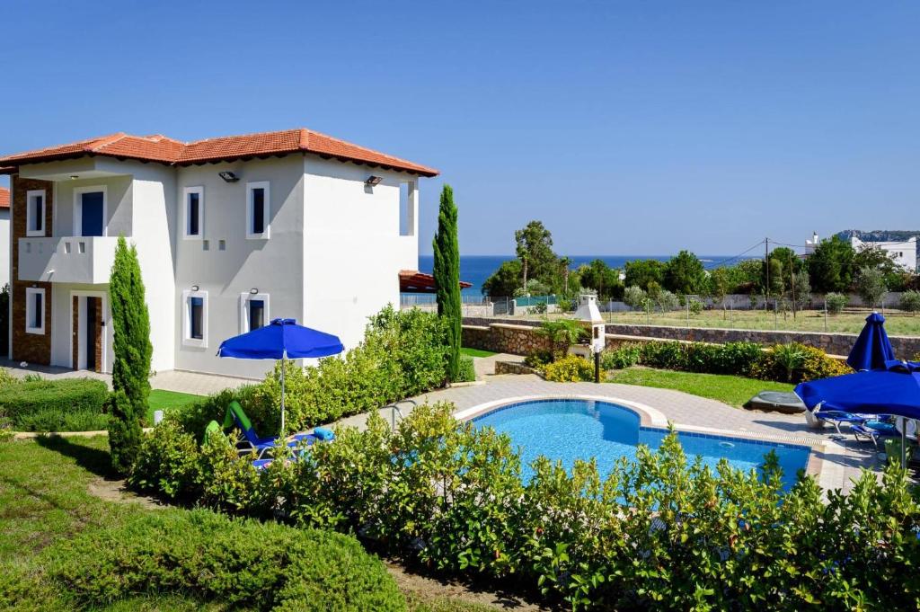 eine Villa mit Swimmingpool und ein Haus in der Unterkunft Villa Matina by Villa Plus in Lindos