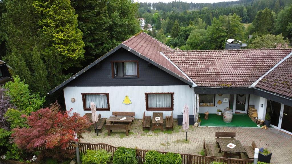 una vista aerea di una casa con patio di Ferienwohnung am Hotel "Mein Bergblick" a Goslar