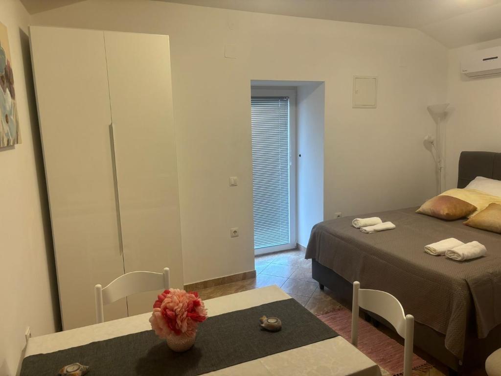Posteľ alebo postele v izbe v ubytovaní Apartment & Studio Vrdoljak
