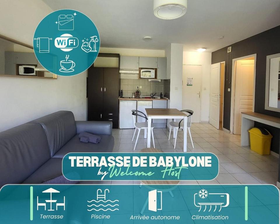 un salon avec un canapé bleu et une table dans l'établissement La terrasse de Babylone, calme et relaxant, au Cap d'Agde