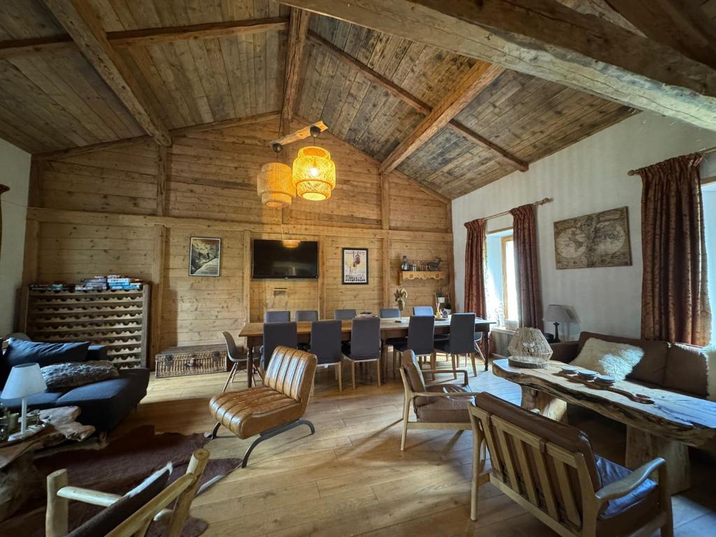 un salon avec une table et une salle à manger dans l'établissement LE FRANIER Splendide Chalet en Montagne - 12pers, à Sainte-Foy-Tarentaise