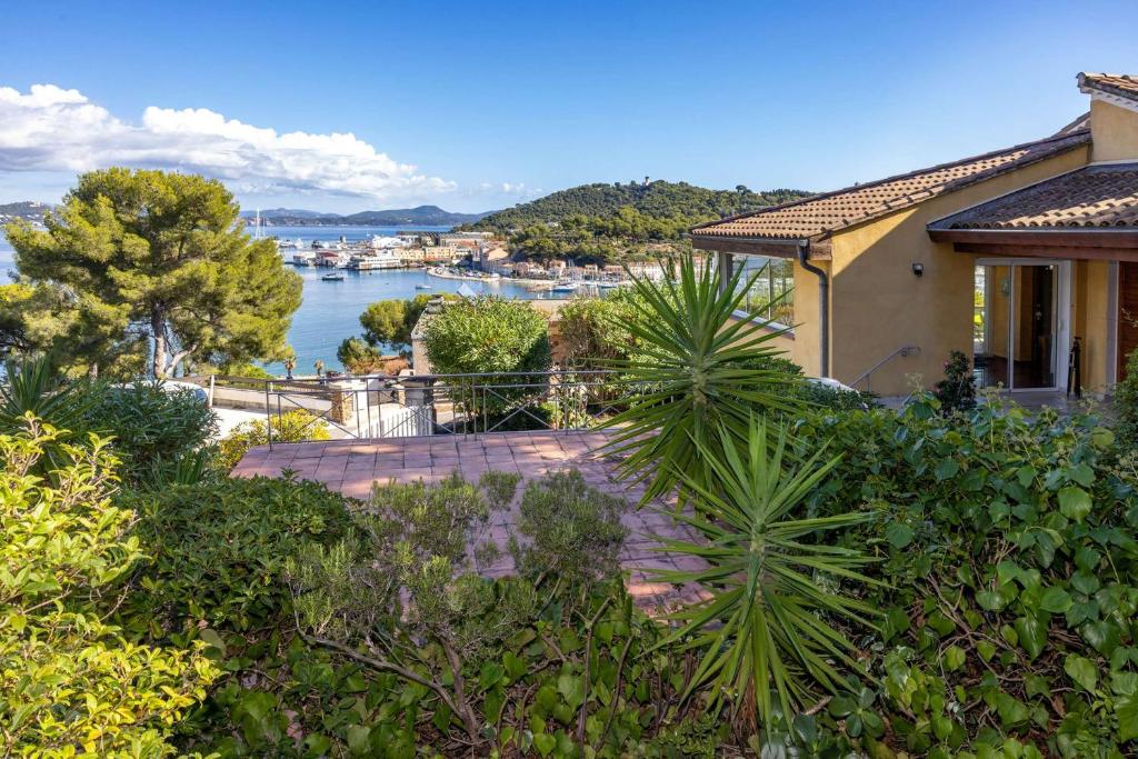 une maison avec vue sur l'eau dans l'établissement Vue mer, à 400 m de la plage et du port, clim, Wifi, à Saint-Mandrier-sur-Mer