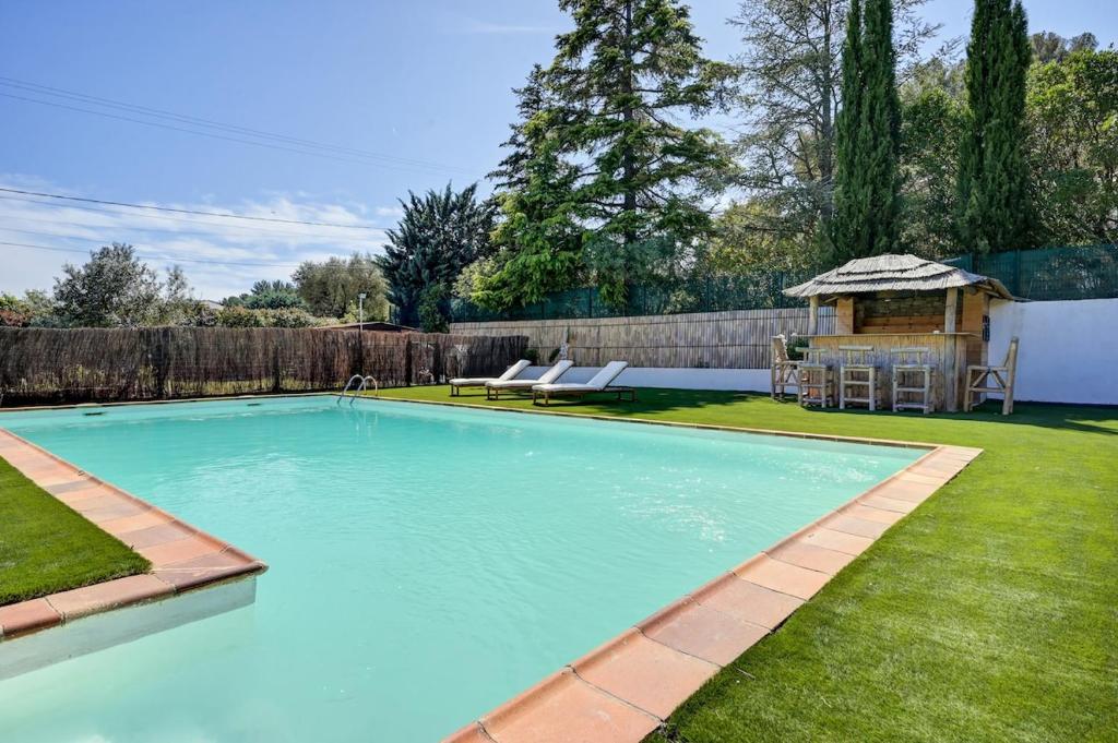 - une piscine dans une cour avec un kiosque dans l'établissement Villa Harmonie, au Beausset