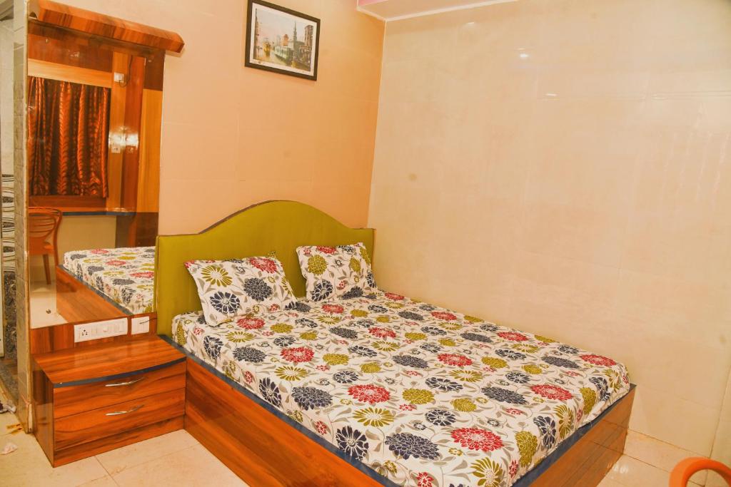 Postel nebo postele na pokoji v ubytování Roxy Hotel - Near New Digha Beach