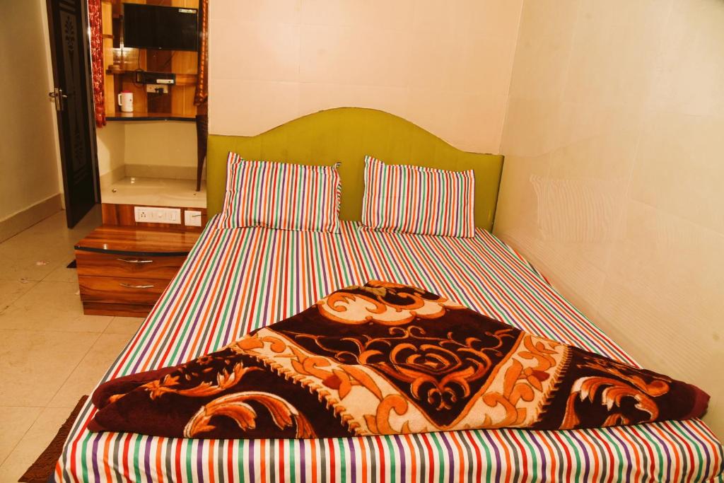 Postel nebo postele na pokoji v ubytování Roxy Hotel - Near New Digha Beach