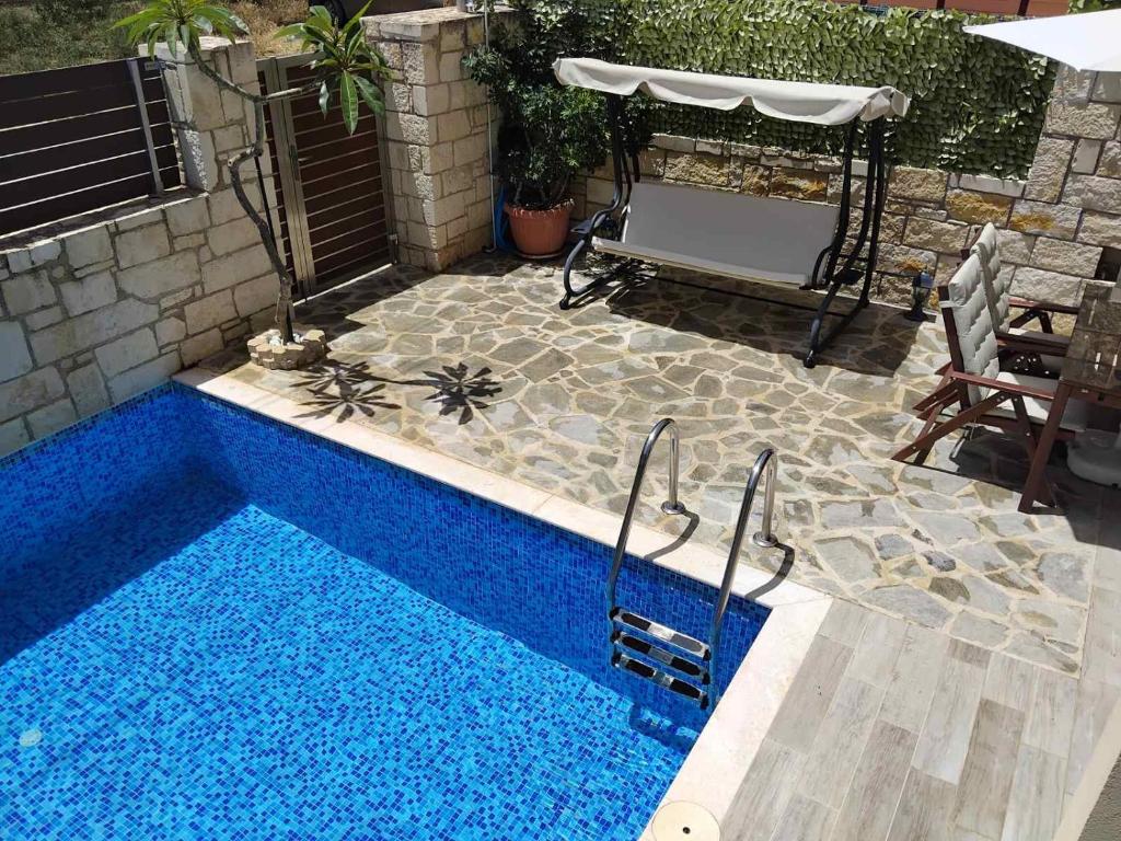 Bazén v ubytovaní “Theeporto” Maisonette with pool alebo v jeho blízkosti