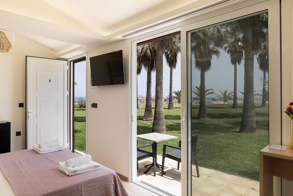 TV a/nebo společenská místnost v ubytování La Palma Beachfront Suites