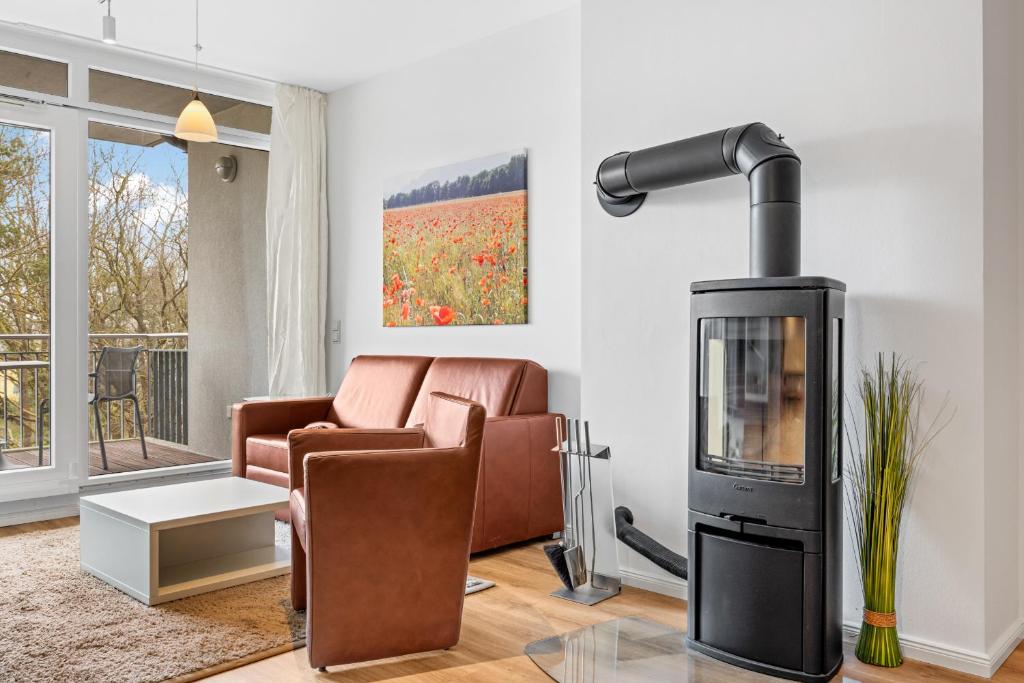 ein Wohnzimmer mit Couch und Kamin in der Unterkunft DünenResort Binz DünenResort Binz 135 in Binz