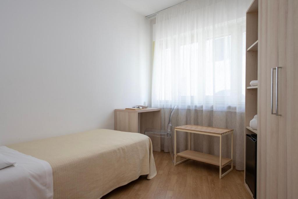 Postel nebo postele na pokoji v ubytování Hotel Albània
