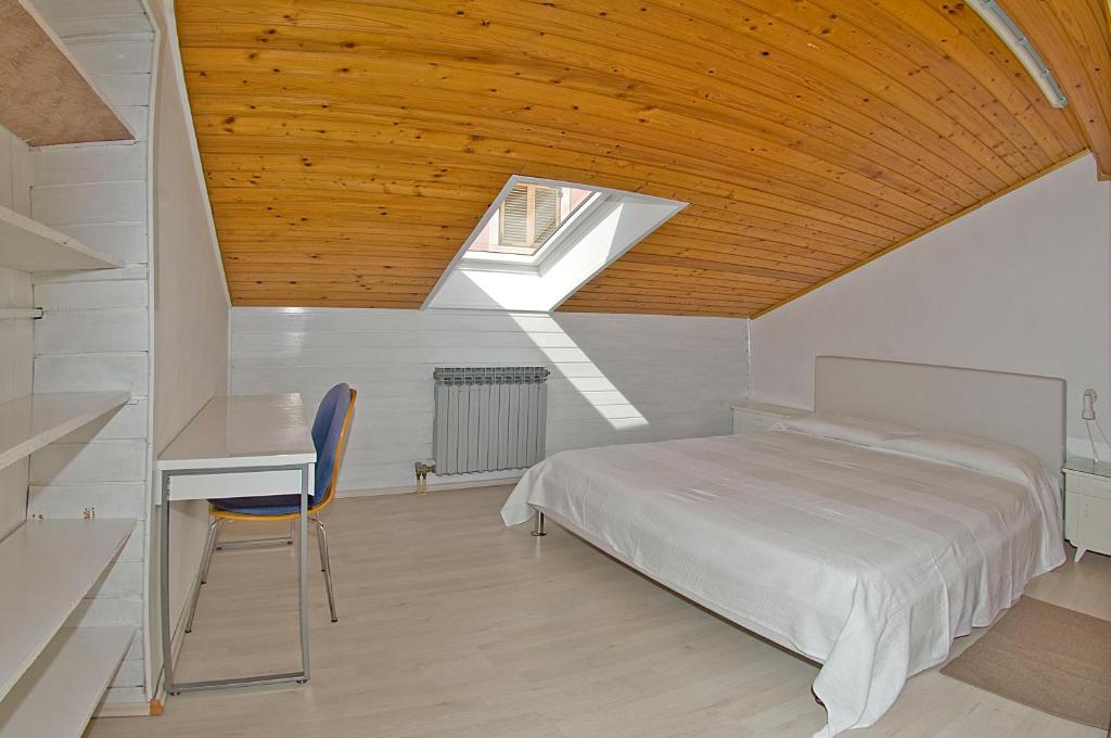 sypialnia z łóżkiem, biurkiem i oknem w obiekcie Apartments Tomato w mieście Novigrad