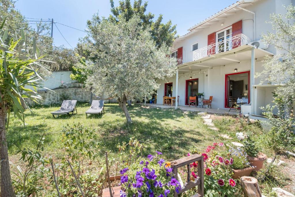 Κήπος έξω από το Cozy 2-bdrm-house With Garden
