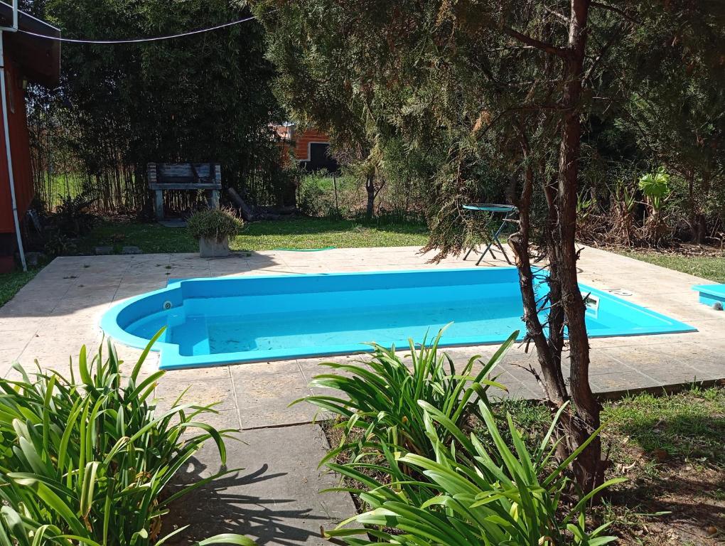 Una gran piscina azul en un patio. en cabaña los cardenales, en Gualeguaychú