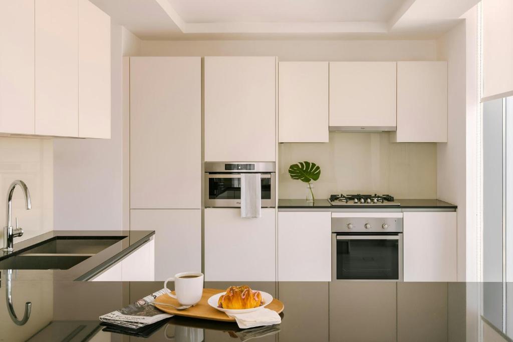 Kuchyň nebo kuchyňský kout v ubytování Sonder by Marriott Bonvoy Downtown Towers Apartments
