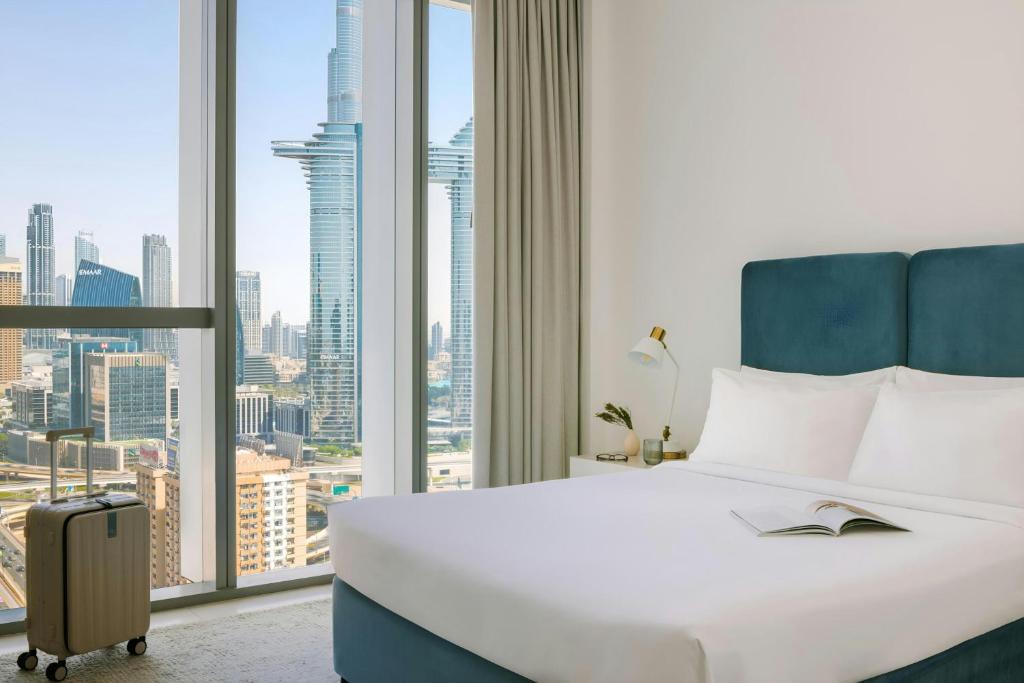 Postel nebo postele na pokoji v ubytování Sonder by Marriott Bonvoy Downtown Towers Apartments