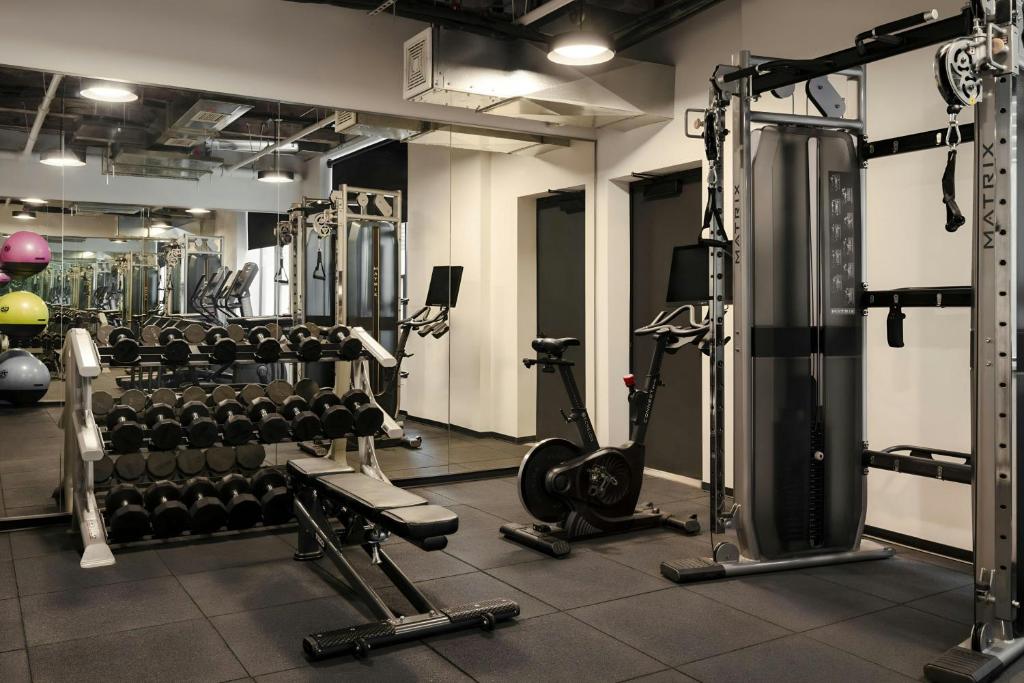 Fitness centrum a/nebo fitness zařízení v ubytování Sonder by Marriott Bonvoy Market Hall Apartments West Loop