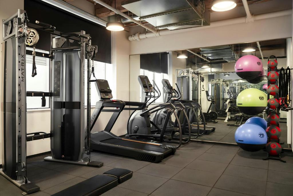 Fitness centrum a/nebo fitness zařízení v ubytování Sonder by Marriott Bonvoy Market Hall Apartments West Loop
