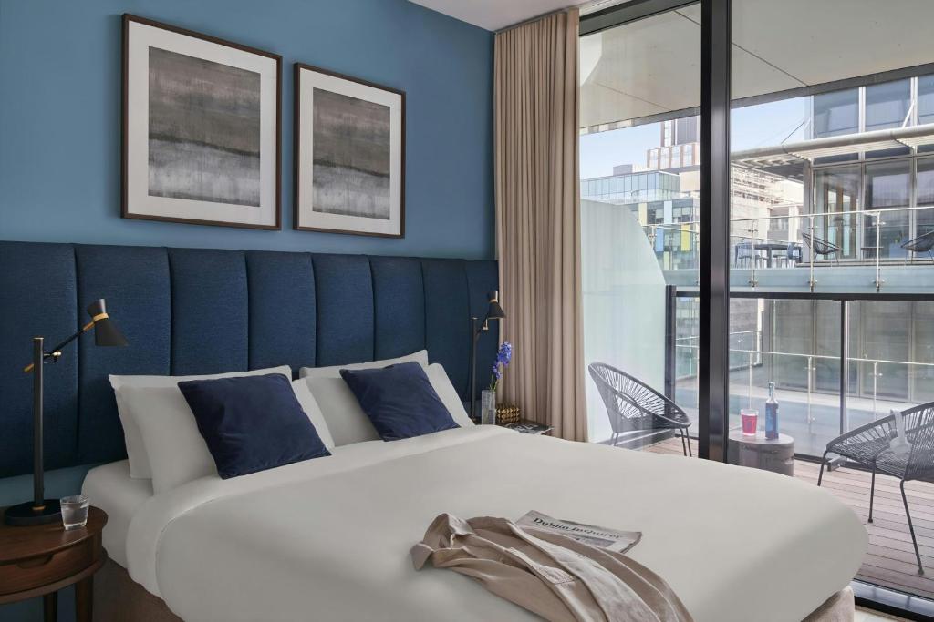 Postel nebo postele na pokoji v ubytování Sonder by Marriott Bonvoy Britain Quay Apartments Grand Canal Square