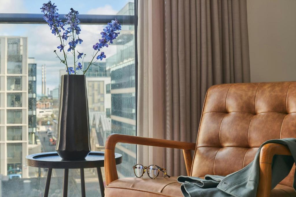 Posezení v ubytování Sonder by Marriott Bonvoy Britain Quay Apartments Grand Canal Square