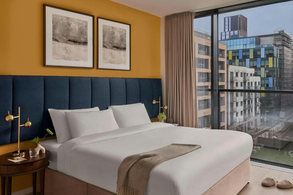Postel nebo postele na pokoji v ubytování Sonder by Marriott Bonvoy Britain Quay Apartments Grand Canal Square