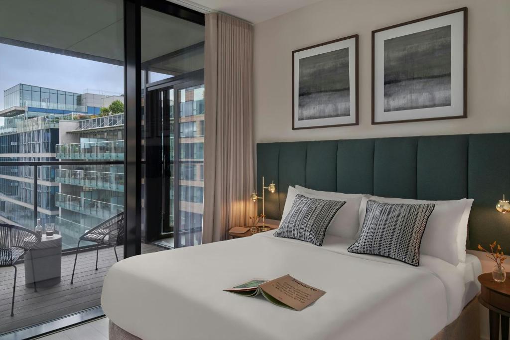 Postel nebo postele na pokoji v ubytování Sonder by Marriott Bonvoy Britain Quay Apartments Grand Canal Square