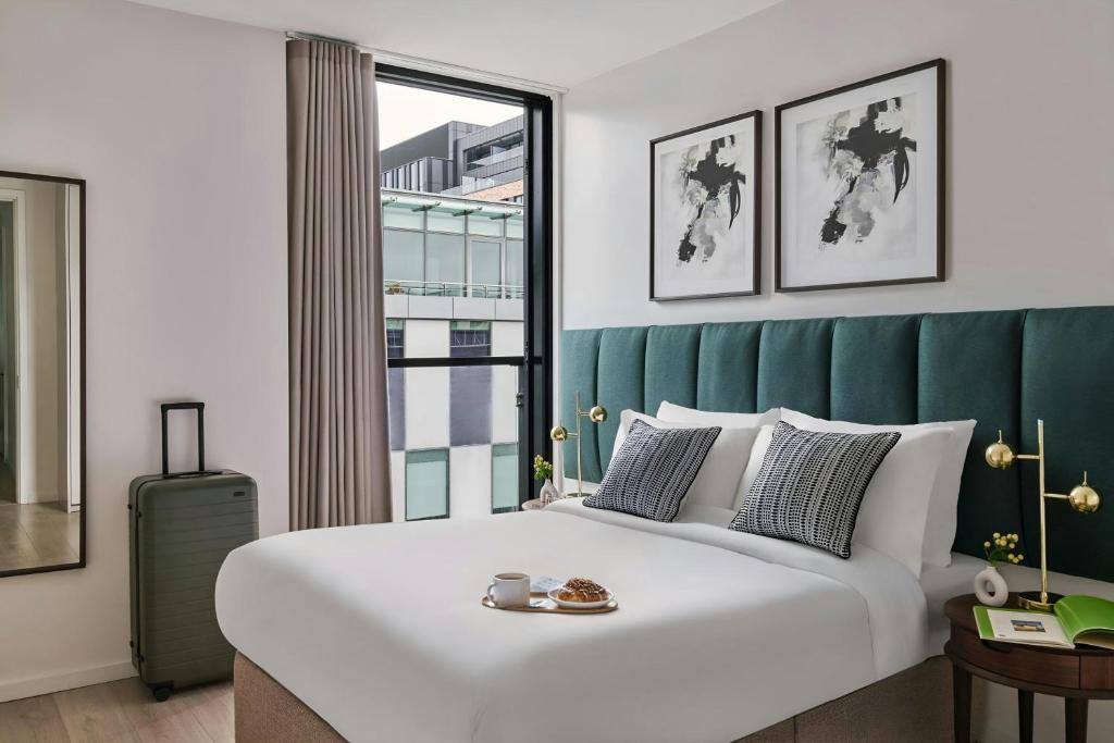 Postel nebo postele na pokoji v ubytování Sonder by Marriott Bonvoy Britain Quay Apartments Grand Canal Square