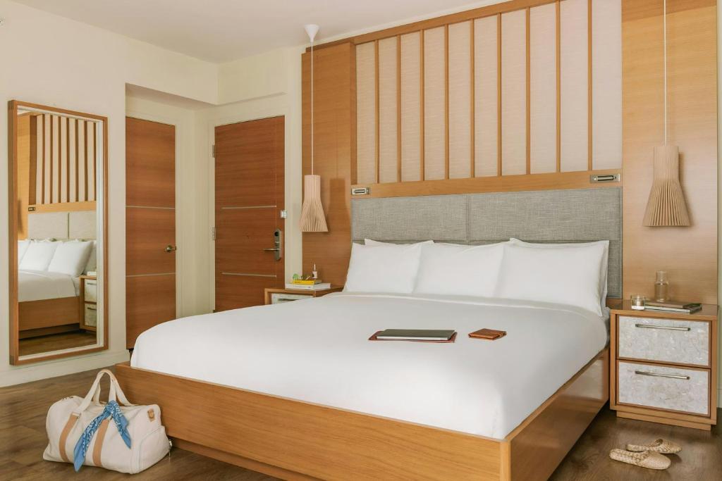 Postel nebo postele na pokoji v ubytování The Abbey Hotel Miami Beach, Sonder by Marriott Bonvoy