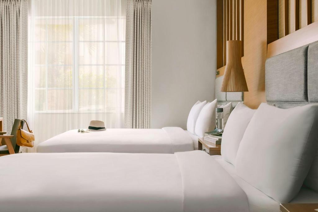 Postel nebo postele na pokoji v ubytování The Abbey Hotel Miami Beach, Sonder by Marriott Bonvoy