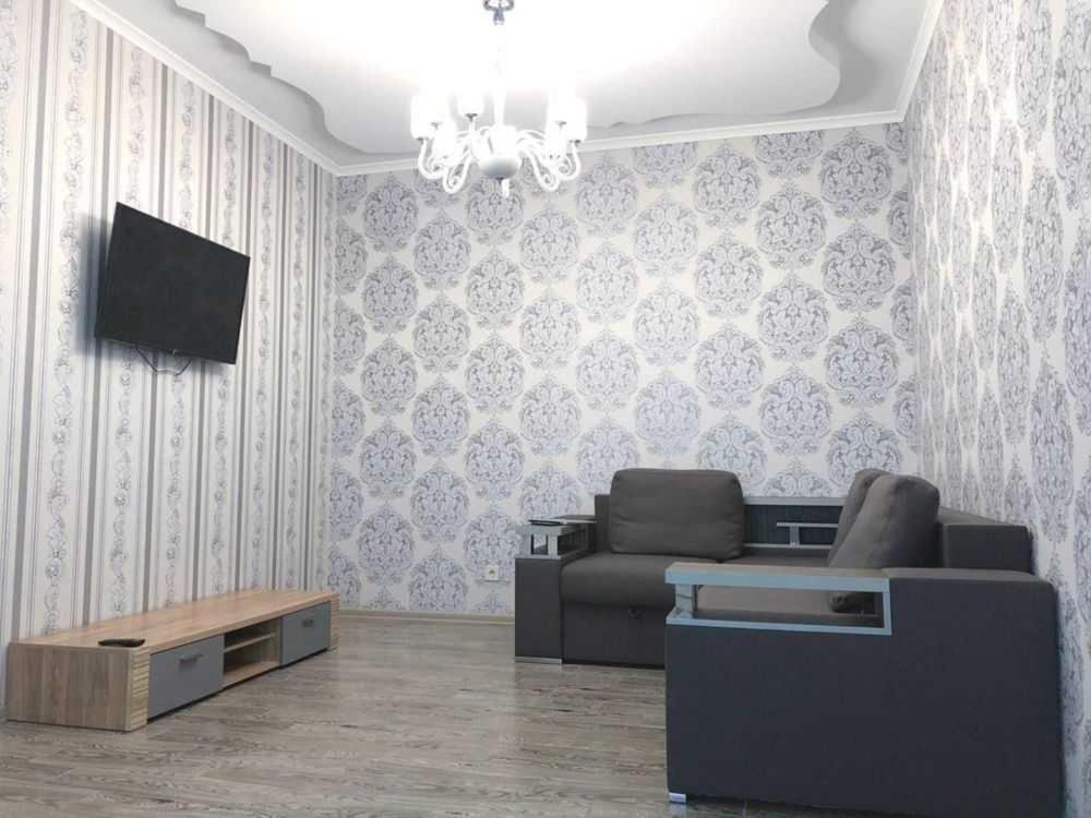 ein Wohnzimmer mit Sofa und Fernseher in der Unterkunft Apartment Tuska in Žabljak