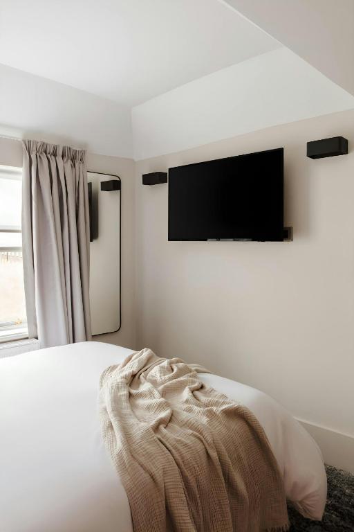 TV a/nebo společenská místnost v ubytování The Earl Hotel Leeson Street, Sonder by Marriott Bonvoy