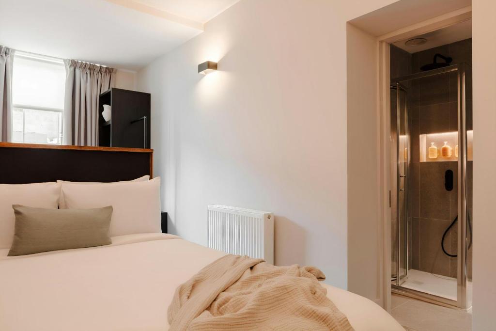 Postel nebo postele na pokoji v ubytování The Earl Hotel Leeson Street, Sonder by Marriott Bonvoy
