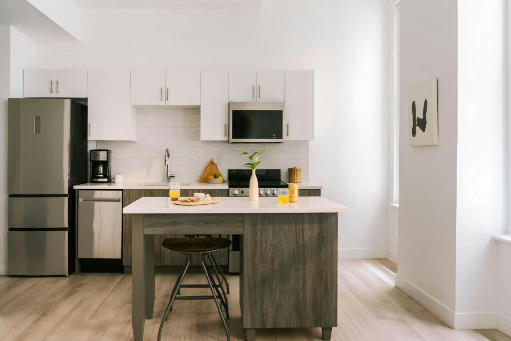 Kuchyň nebo kuchyňský kout v ubytování Sonder by Marriott Bonvoy The Witherspoon Apartments Center City