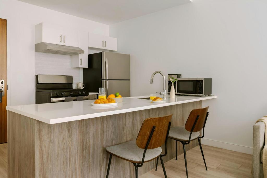 Kuchyň nebo kuchyňský kout v ubytování Sonder by Marriott Bonvoy The Witherspoon Apartments Center City