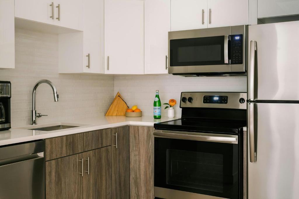 Kuchyň nebo kuchyňský kout v ubytování Sonder by Marriott Bonvoy The Witherspoon Apartments Center City