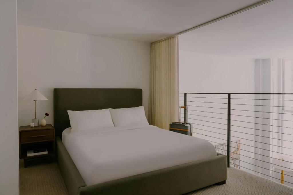 Postel nebo postele na pokoji v ubytování Sonder by Marriott Bonvoy The Witherspoon Apartments Center City