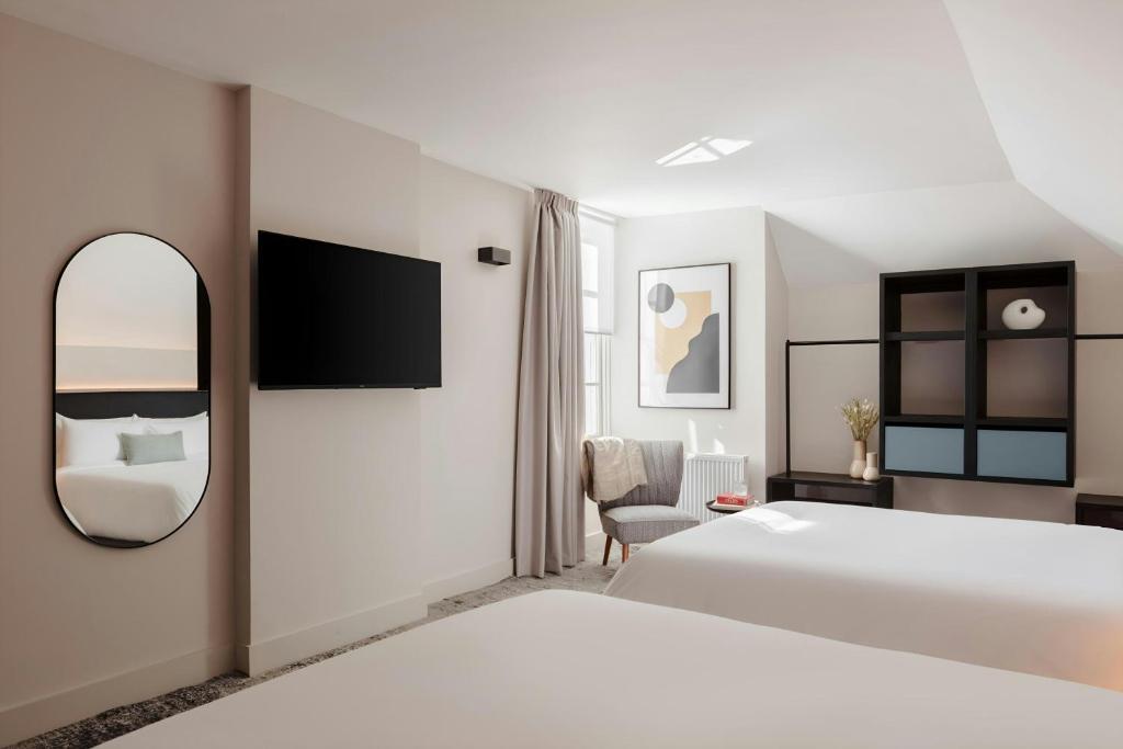 Postel nebo postele na pokoji v ubytování The Earl Hotel Leeson Street, Sonder by Marriott Bonvoy