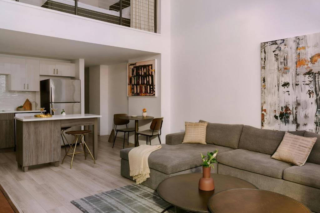 Posezení v ubytování Sonder by Marriott Bonvoy The Witherspoon Apartments Center City