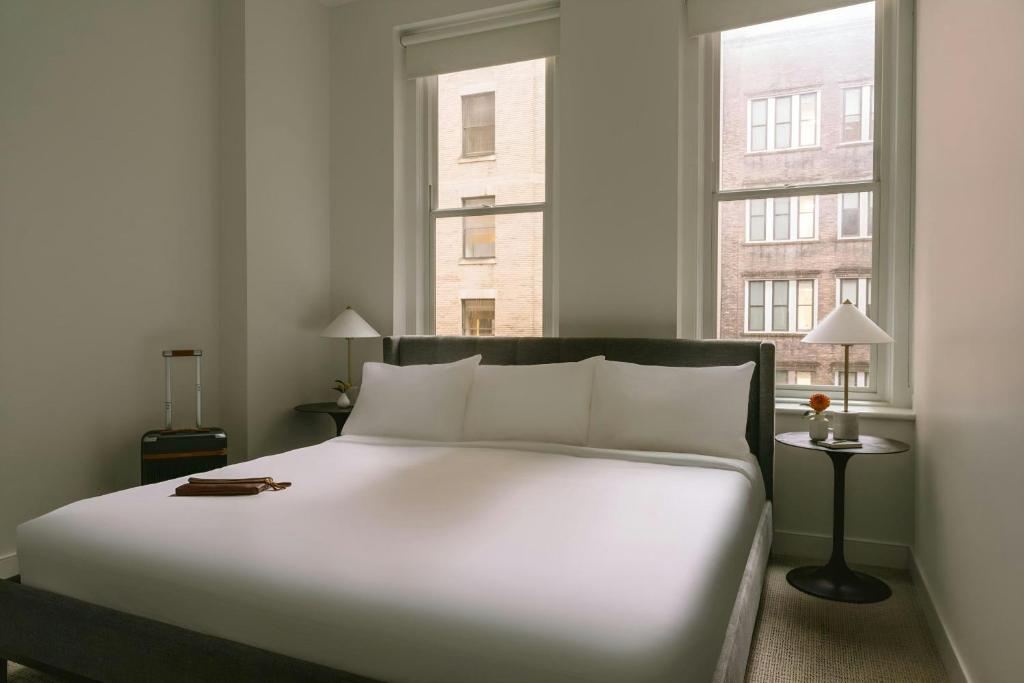 Postel nebo postele na pokoji v ubytování Sonder by Marriott Bonvoy The Witherspoon Apartments Center City