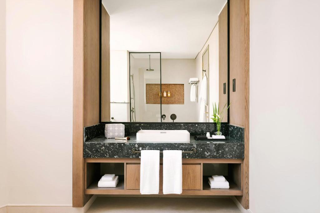 Koupelna v ubytování Sonder by Marriott Bonvoy Business Bay Apartments