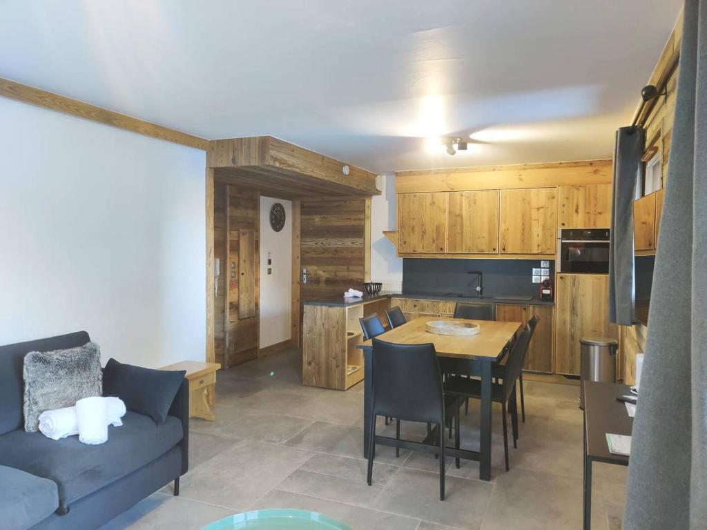 Η κουζίνα ή μικρή κουζίνα στο Appartement standing 6p avec piscine, spa et parking à Saint-Martin-de-Belleville - FR-1-461-23