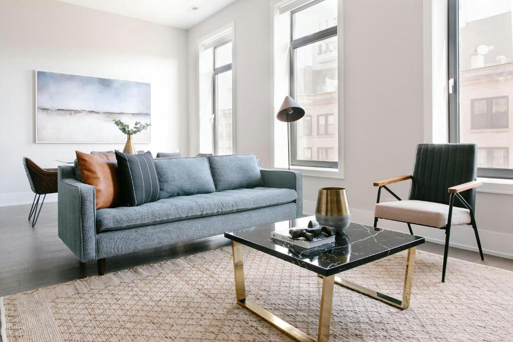 Χώρος καθιστικού στο Sonder by Marriott Bonvoy Greektown Apartments