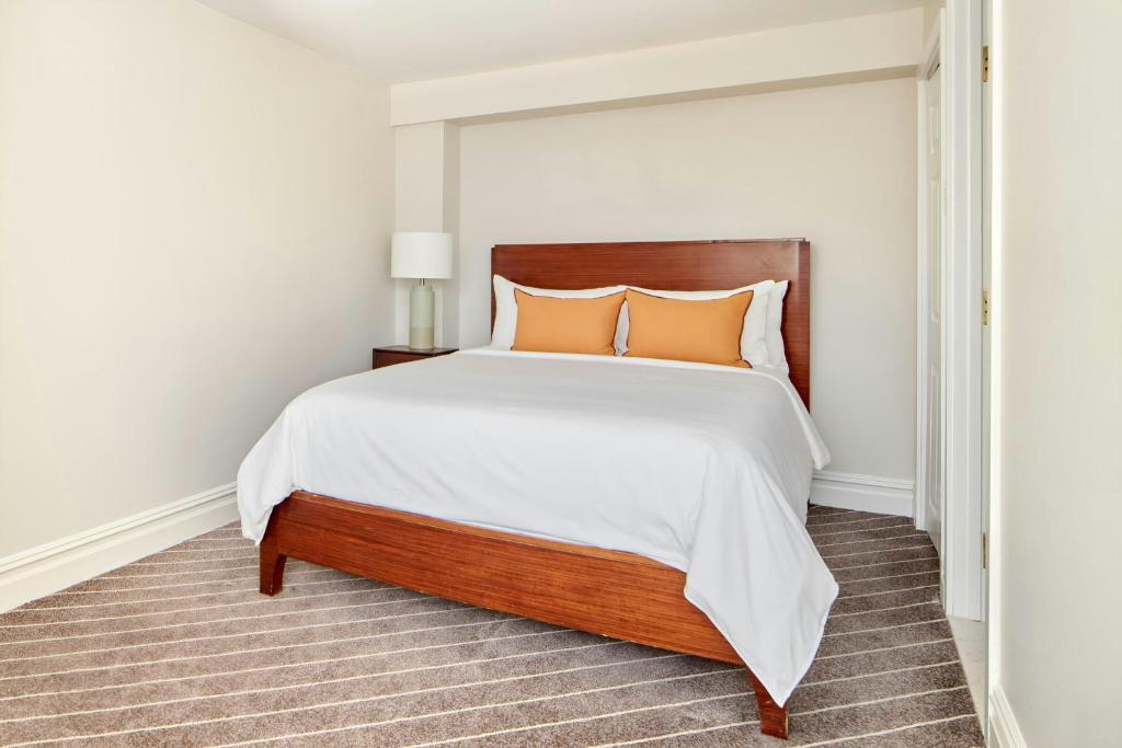 Postel nebo postele na pokoji v ubytování The Arco Hotel Midtown Village, Sonder
