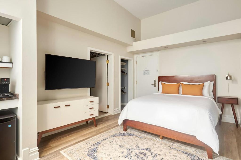 Postel nebo postele na pokoji v ubytování The Arco Hotel Midtown Village, Sonder